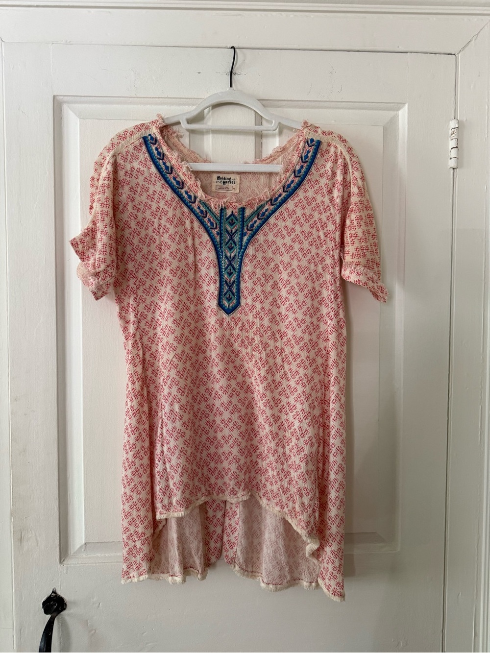 HOLDING HORSES / Anthropology Pink Tunic with Blue Embroidered V-Neck